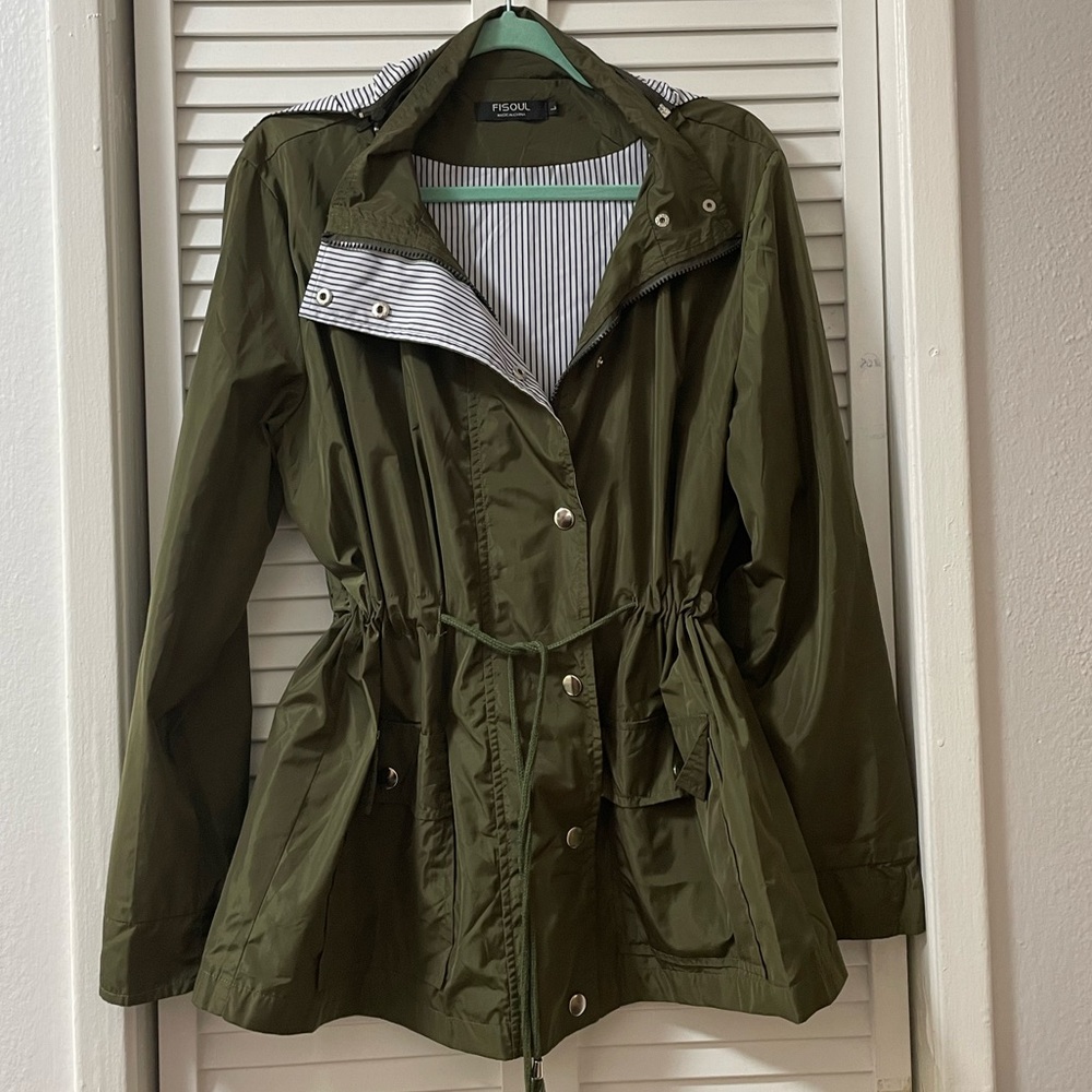 Army green rain jacket! 🌿